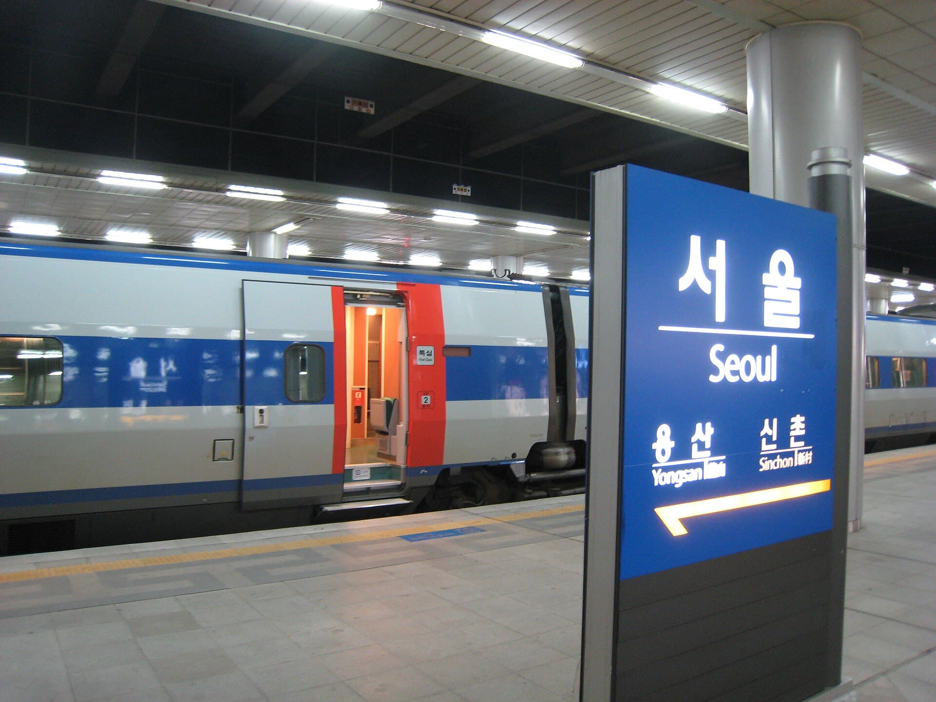 首爾站月台旁的 KTX 列車